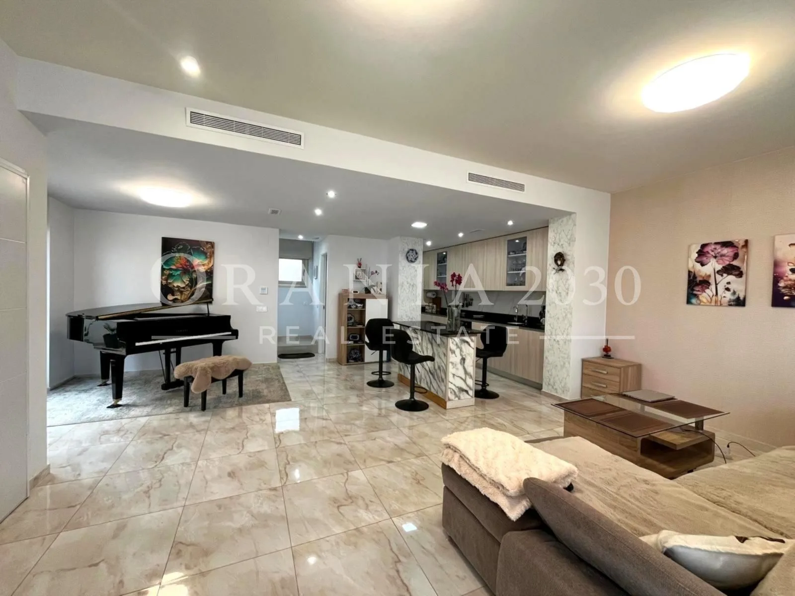 Exclusiva villa moderna en Villamartín con piscina privada y vistas a las salinas
