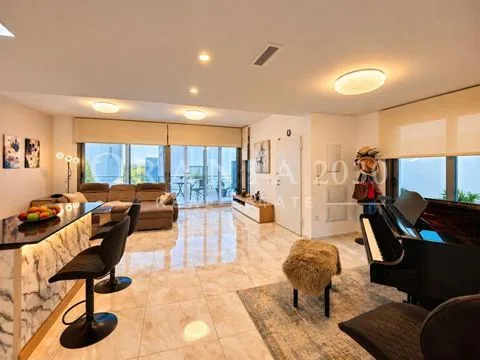 Exclusiva villa moderna en Villamartín con piscina privada y vistas a las salinas