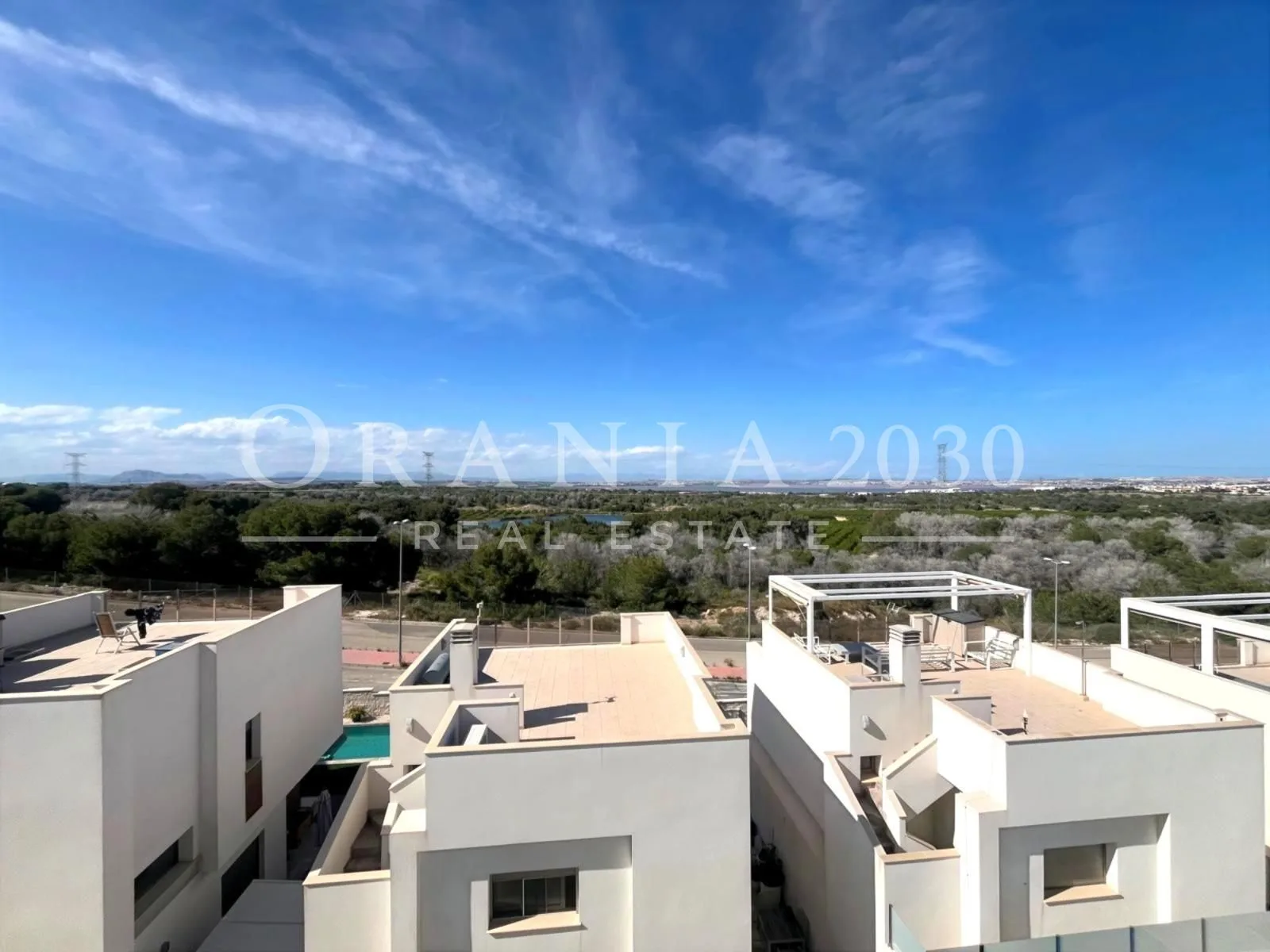 Exclusiva villa moderna en Villamartín con piscina privada y vistas a las salinas