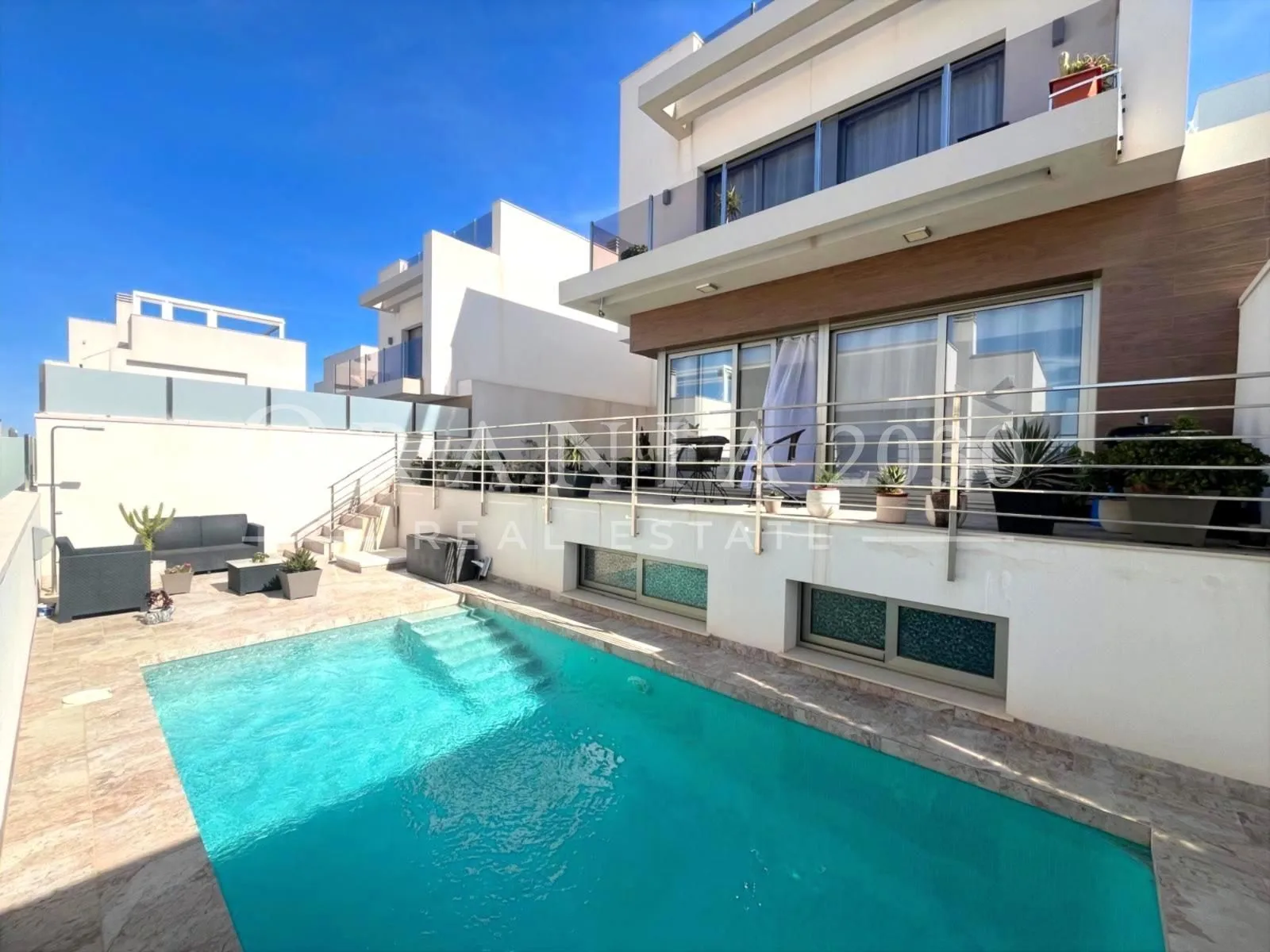 Exclusiva villa moderna en Villamartín con piscina privada y vistas a las salinas