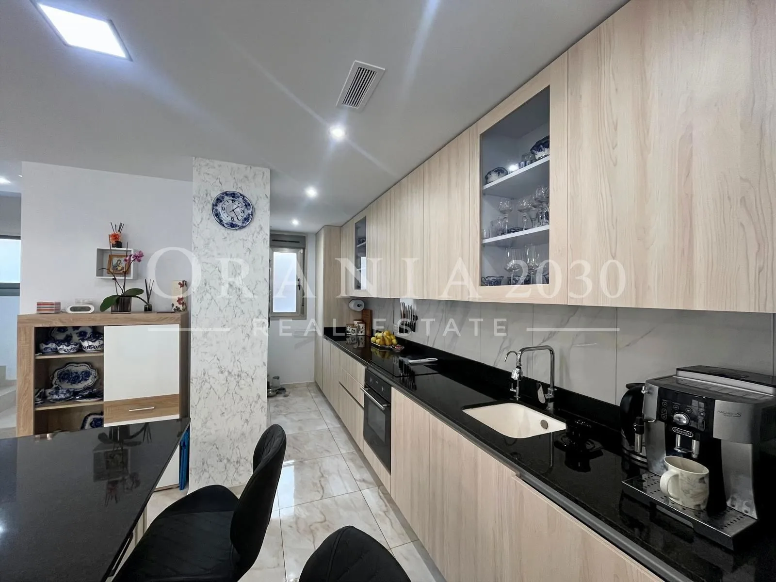 Exclusiva villa moderna en Villamartín con piscina privada y vistas a las salinas