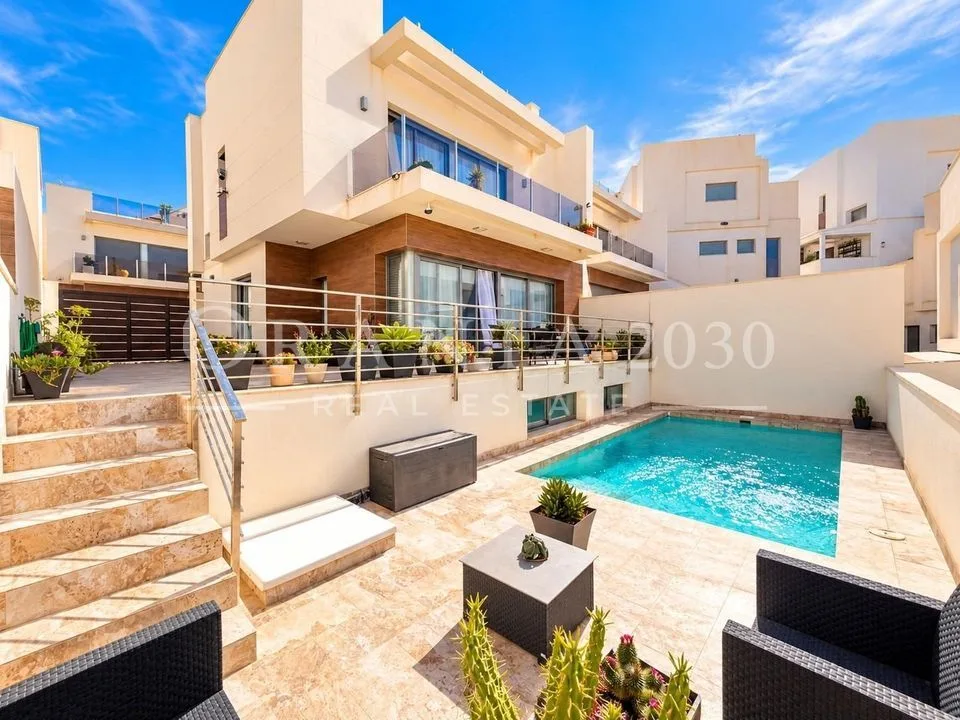 Exclusiva villa moderna en Villamartín con piscina privada y vistas a las salinas