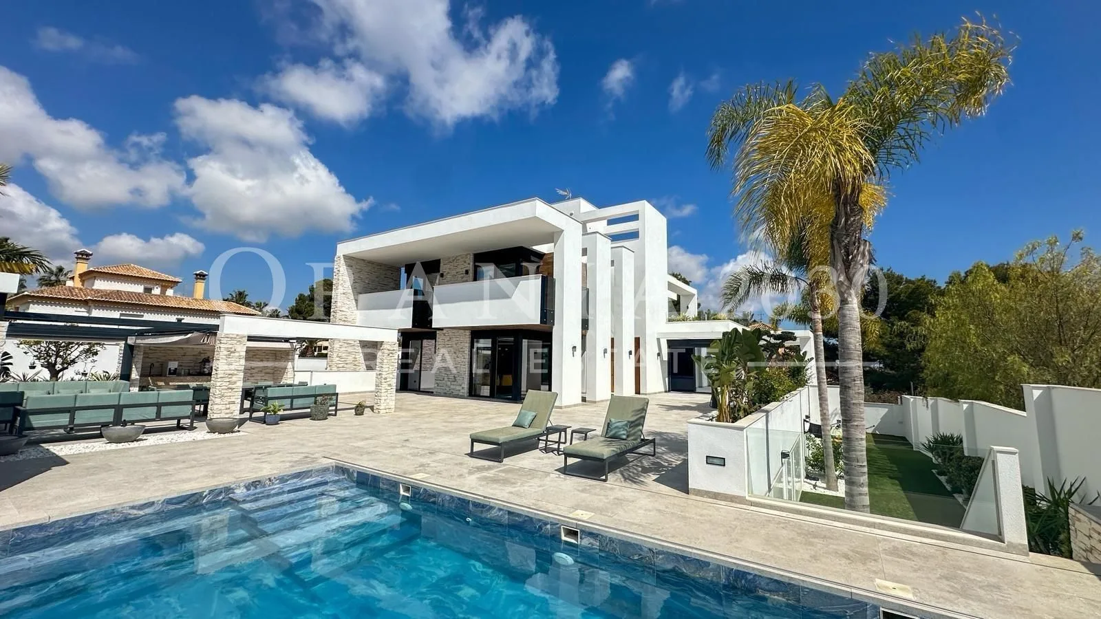 Villa de Lujo Exclusiva con Vistas Panorámicas al Golf y al Mar Mediterráneo en Villamartín