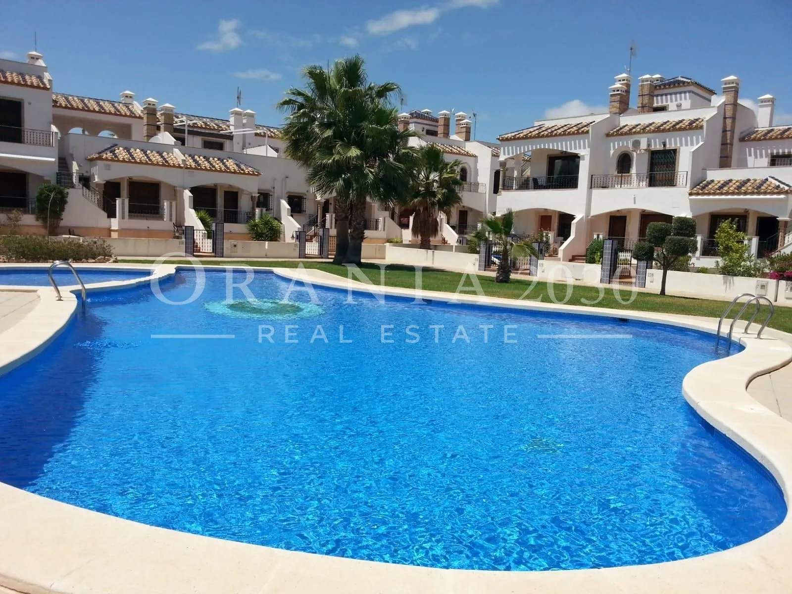Exclusivo Dúplex con Piscina Comunitaria y Vistas en Zona Residencial Golf Villamartin