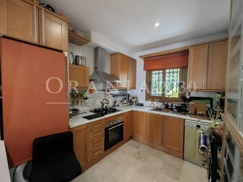 Exclusivo Dúplex con Piscina Comunitaria y Vistas en Zona Residencial Golf Villamartin