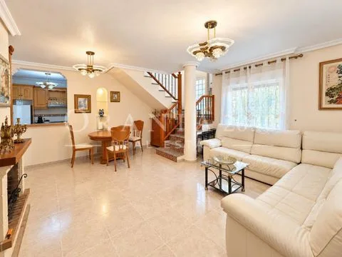 Chalet con piscina privada y 3 dormitorios en El Galán – Zodiaco VI, Orihuela Costa
