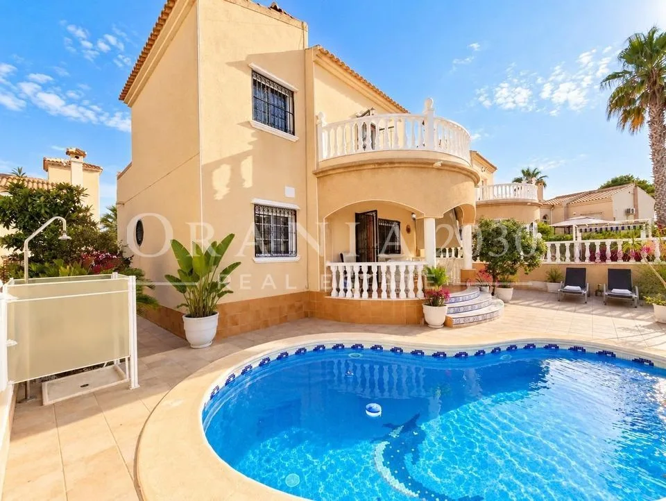 Chalet con piscina privada y 3 dormitorios en El Galán – Zodiaco VI, Orihuela Costa